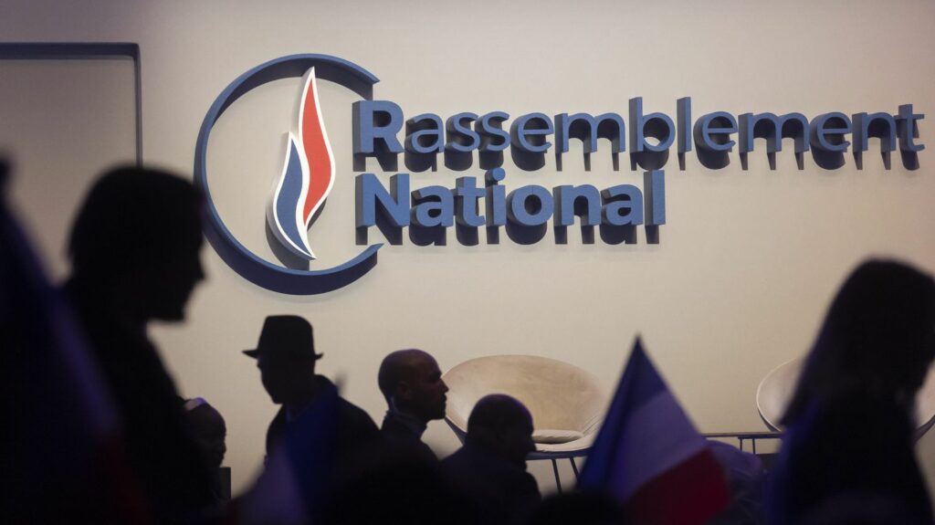Rassemblement national crée association d’élus anti-wokisme pour étendre influence à Assemblée nationale Le Rassemblement national lance une association d'élus contre le "poison du wokisme"
Le parti d'extrême droite tente d'étendre son influence à l'Assemblée nationale et veut proposer des lois contre le "wokisme" espérant rassembler au-delà du RN.