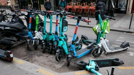 Référendum à Paris sur les trottinettes : "c'est le truc le plus romantique", défendent les trois opérateurs qui les proposent en libre-service
                              Dimanche, la maire de Paris organise une "votation citoyenne" pour décider si elle interdit ou non les trottinettes électriques en libre service dans la capitale. Pour influencer le vote, les opérateu...