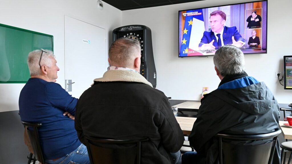 Réforme des retraites : dans son allocution télévisée, Emmanuel Macron doit tenter de se reconnecter à "ce qui est en train de se produire dans le pays"
                              Le président de la République s'adressera aux Français dans une allocution télévisée lundi 17 avril à 20 heures, au terme d'un séquence de communication dont le chef de l'État semble plutôt sorti...
