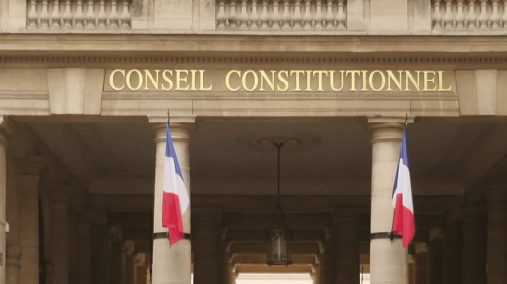 Réforme des retraites : le Conseil constitutionnel sous bonne garde
                              Le Conseil constitutionnel doit rendre son avis sur la réforme des retraites, vendredi 14 avril. Les manifestations devant et autour sont interdites et le dispositif de sécurité a été renforcé.