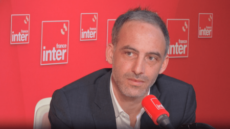 Réforme des retraites : "Il y a une crise démocratique", estime l'eurodéputé Raphaël Glucksmann, qui juge Emmanuel Macron "irresponsable"
                              Le député européen Place publique, Raphaël Gluksmann, affiche au micro de France Inter son soutien à Laurent Berger. Le secrétaire général de la CFDT a dénoncé mercredi "une crise démocratique", sur l...