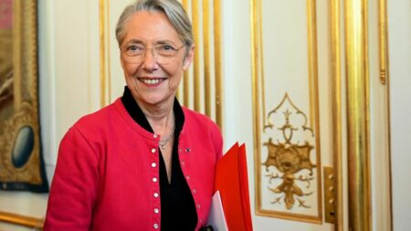 Réforme des retraites : Elisabeth Borne tente de maintenir un semblant de vie politique normale, avant la décision du Conseil constitutionnel
                              Au lendemain d'une 11e journée de mobilisation contre la réforme des retraites et à une semaine de la décision des Sages, Élisabeth Borne se rend en Aveyron. "C'est important qu'on se déplace, cela fa...