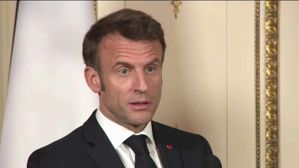 Réforme des retraites : Emmanuel Macron chahuté aux Pays-Bas
                              Le spectre de la réforme des retraites plane toujours sur Emmanuel Macron, pourtant en visite officielle aux Pays-Bas. Un homme néerlandais a interpellé le président de la République via un chant des ...