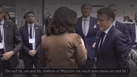 Vidéo
                    Réforme des retraites : des manifestants perturbent de nouveau le déplacement d'Emmanuel Macron aux Pays-Bas
                              Un homme a notamment scandé un slogan régulièrement repris lors des manifestations en France, avant d'être plaqué au sol et interpellé par la police d'Amsterdam.