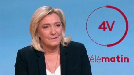 Réforme des retraites : pour sortir de la crise politique, Marine Le Pen propose "le référendum" ou "la dissolution"
                              Marine Le Pen, députée du Pas-de-Calais et présidente du groupe Rassemblement national à l'Assemblée nationale, était l'invitée des "4 Vérités" sur France 2, mercredi 5 avril.