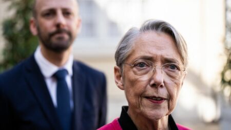 Réforme des retraites : des divergences entre Emmanuel Macron et sa Première ministre Elisabeth Borne ?
                              La Première ministre appelle à l'apaisement après la contestation sociale autour de la réforme des retraites, tandis que l'Elysée répond que "le cap a été fixé par le président".