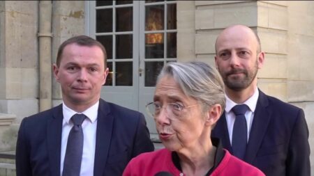 Réforme des retraites : le dialogue entre l'exécutif et les syndicats dans l’impasse
                              Après une réunion expéditive à Matignon entre Élisabeth Borne et les syndicats, mercredi 5 avril, le dialogue entre les deux camps est au point mort.