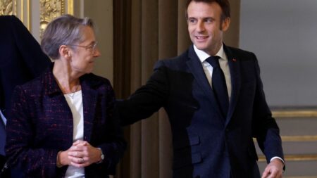 "Aller vite serait un geste fort" : l'exécutif anticipe la décision du Conseil constitutionnel sur la réforme des retraites
                              La première réaction vendredi après la décision des Sages viendra de Matignon. Emmanuel Macron a lui prévu de prendre la parole en début de semaine prochaine.