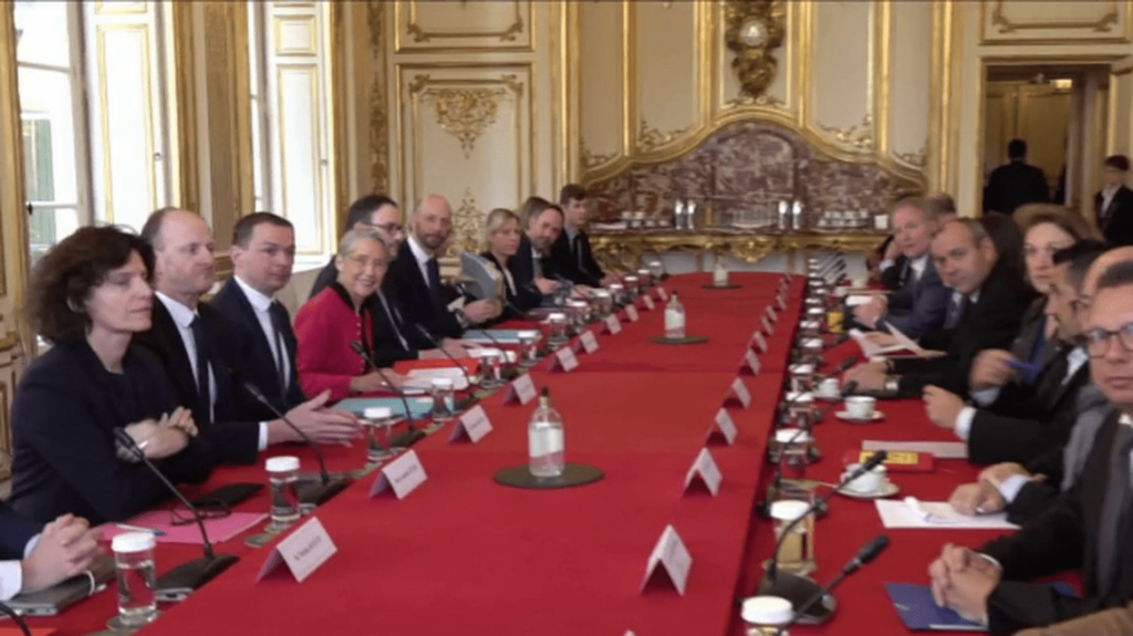 Réforme des retraites : l’intersyndicale reçue à Matignon
                              Mercredi 15 avril, Elisabeth Borne a reçu l’intersyndicale à Matignon. À l’issue de la réunion, le dialogue de sourds se poursuit entre les syndicats et le gouvernement sur la question de la réforme d...