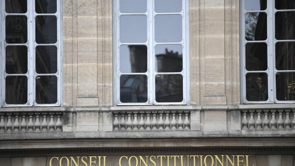 Réforme des retraites : "La confiance est rompue", "ne pas promulguer la loi"... Les réactions des syndicats après la décision du Conseil constitutionnel
                              Le Conseil constitutionnel valide vendredi 14 avril la majeure partie de la réforme des retraites. L'intersyndicale appelle Emmanuel Macron à "retrouver la sagesse "et à "ne pas promulguer cette loi.