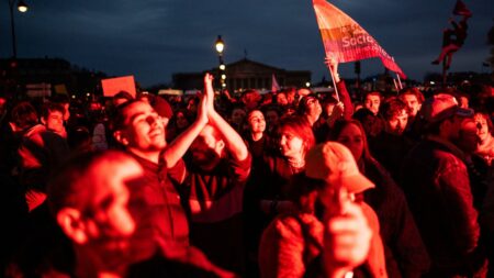 Réforme des retraites : la justice ordonne au préfet de police de Paris de publier en amont les interdictions de rassemblements nocturnes
                              Plusieurs associations dénonçaient la prise "en catimini" d'arrêtés interdisant les rassemblements dans une grande partie du centre de la capitale.