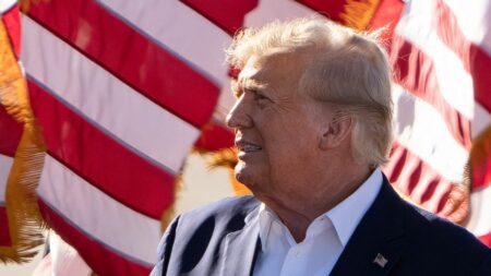 États-Unis : les élus républicains font bloc derrière Donald Trump après son inculpation
                              Donald Trump, accusé d'avoir acheté le silence d'une actrice X en 2016, est convoqué au tribunal mardi. Cette inculpation, une première pour un ancien président américain, a donné un coup de pouce à s...