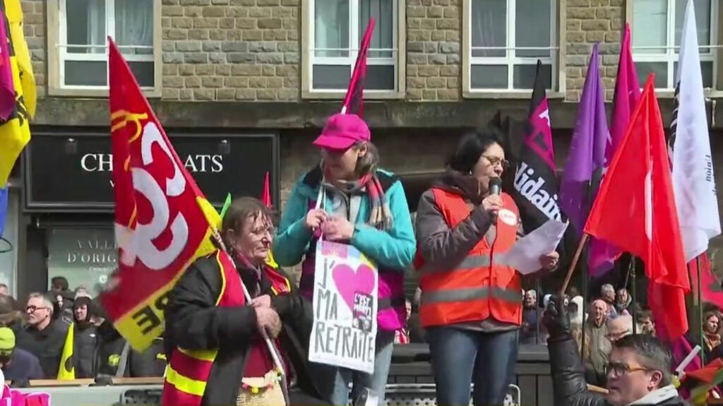 Retraites : manifestation à Vire, ville électorale d'Élisabeth Borne
                              Samedi 1er avril, ils étaient plus de 3 000 à manifester contre la réforme des retraites à Vire, fief électoral de la Première ministre. Aucun heurt n'est à déplorer.
