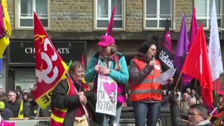 Retraites : manifestation à Vire, ville électorale d'Élisabeth Borne
                              Samedi 1er avril, ils étaient plus de 3 000 à manifester contre la réforme des retraites à Vire, fief électoral de la Première ministre. Aucun heurt n'est à déplorer.