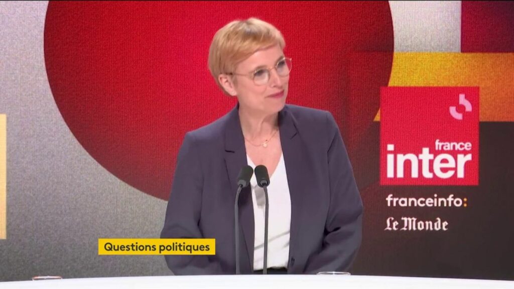 Retraites : Emmanuel Macron "devient brutal et autoritaire", juge la députée LFI Clémentine Autain
                              Clémentine Autain, invitée de l'émission Questions politiques, estime également qu'en validant l'essentiel de la réforme des retraites, le Conseil constitutionnel a fait preuve "d'irresponsabilité".