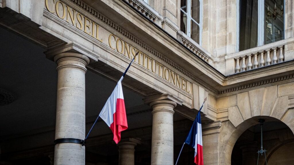 Retraites : qui est Jean-Philippe Derosier, le juriste qui a rédigé la saisine déposée par les sénateurs de gauche au Conseil constitutionnel ?
                              L’intrus de l’actu donne chaque soir un coup de projecteur sur une personnalité qui aurait pu passer sous les radars de l’actualité.