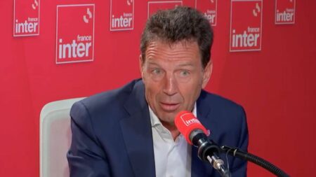 Retraites : le Medef "continue à soutenir cette réforme" mais dira à Elisabeth Borne "qu'il faut changer de méthode"
                              Le patron du Medef, Geoffroy Roux de Bézieux, suggère mardi sur France Inter qu'Elisabeth Borne prenne exemple sur l'accord sur le partage de la valeur signé entre syndicats et patronat, fin février, ...