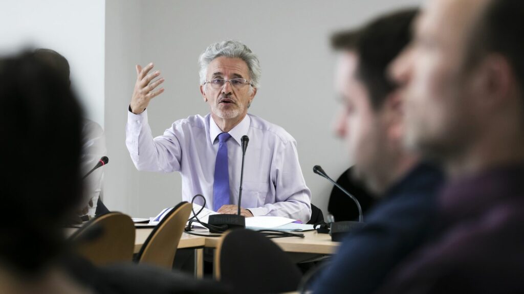 Retraites : le gouvernement rend le COR responsable de la mauvaise compréhension de la réforme
                              Dans l’attente de la décision du Conseil constitutionnel sur les retraites, l’exécutif s’interroge sur les raisons de cette crise. Parmi ces raisons : le COR est pointé du doigt.