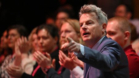 Rivalité Roussel-Mélenchon, avenir de la Nupes, alliances à gauche... Pourquoi le fossé se creuse-t-il entre communistes et "insoumis" ?
                              Alors que le congrès du Parti communiste s'est ouvert vendredi, son secrétaire national, Fabien Roussel, a plaidé pour "une nouvelle union" à gauche. Une sortie qui n'a pas plu au coordinateur nationa...