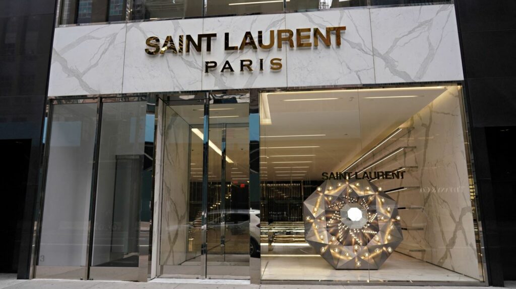 Saint Laurent se lance dans la production de films dont le prochain court métrage de Pedro Almodovar présenté à Cannes
                              Saint Laurent Productions fera ses débuts dans la sélection officielle du prochain festival de Cannes (16-27 mai 2023) avec "Strange way of life", du réalisateur espagnol.