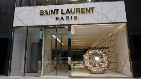 Saint Laurent se lance dans la production de films dont le prochain court métrage de Pedro Almodovar présenté à Cannes
                              Saint Laurent Productions fera ses débuts dans la sélection officielle du prochain festival de Cannes (16-27 mai 2023) avec "Strange way of life", du réalisateur espagnol.