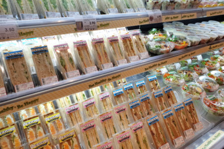 Sandwiches et wraps de supermarché rappelés en France par crainte du plastique