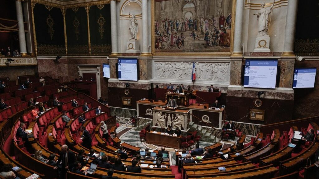 Sécurité des JO 2024, squats et loyers impayés, régulation des influenceurs... Ces textes votés dans l'ombre au Parlement pendant la bataille sur les retraites
                              Le Conseil constitutionnel a validé vendredi l'essentiel du projet de loi sur les retraites. Parallèlement à son parcours législatif houleux, d'autres textes ont été examinés et adoptés au Parlement, ...