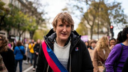 Sénatoriales : la féministe Alice Coffin a-t-elle raison de vouloir bousculer le Sénat ?
                              A six mois des élections sénatoriales, les écologistes parisiens ont lancé une consultation militante pour choisir leurs candidats. Le Sénat, institution souvent jugée conservatrice, retrouve une cert...