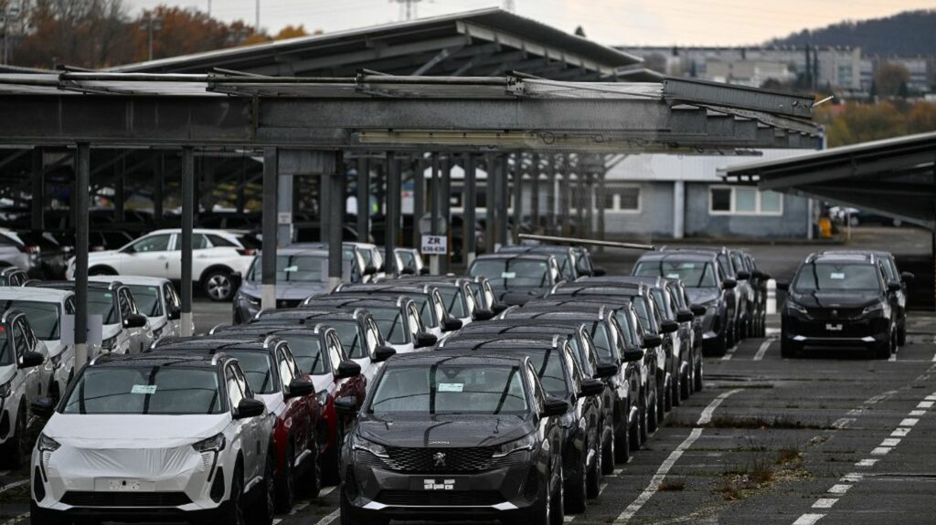 Sochaux : l'usine Stellantis, confrontée à une pénurie de composants, cessera son activité jusqu'au 14 avril
                              Quasiment tous les salariés seront au chômage partiel au moins jusqu'au 14 avril, en raison d'une pénurie de boîtes de vitesses.