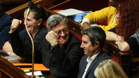 "François est prêt, en avant !" :  à gauche, le tweet de Jean-Luc Mélenchon sur François Ruffin laisse sceptique
                              Jean-Luc Mélenchon, en réaction à un sondage autour de la présidentielle 2027, s'est félicité de passer la barre des 20% avec François Ruffin. Ce qui laisse toutefois sceptiques des politiques de gauc...