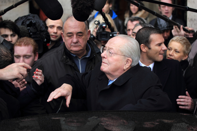 Un député français frappe au garde-à-vous après l'hospitalisation de Le Pen, 94 ans