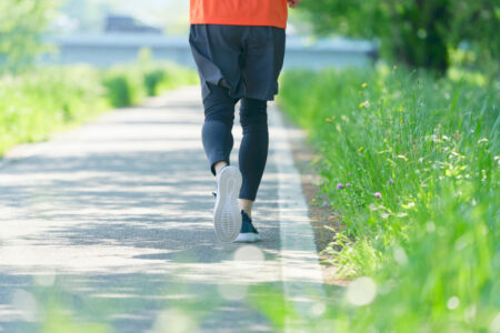 Un homme « bat le record du monde » du marathon le plus rapide… en courant à reculons !