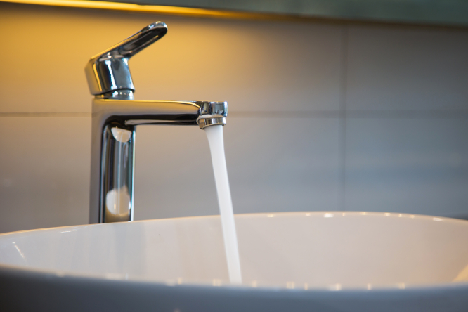 Une commune française touchée par la sécheresse offre aux habitants des dispositifs d'économie d'eau gratuits