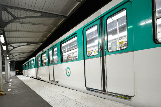 Une femme décède après s'être fait coincer un manteau dans les portes d'une rame de métro parisienne