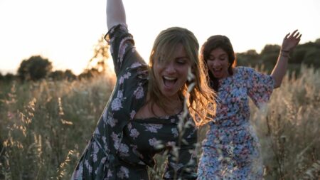 "Une histoire d’amour" : Alexis Michalik filme une relation amoureuse contrariée  avec tact
                              Après "Edmond" adapté de sa pièce, Alexis Michalik transforme l’essai au cinéma avec un drame maîtrisé.