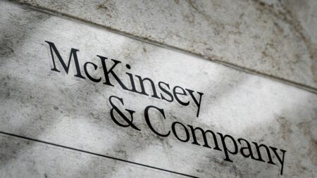 Vidéo
                    Affaire McKinsey : "dans ses statuts, le cabinet n'a pas le droit de travailler sur une campagne électorale", assure la journaliste Géraldine Hallot
                              D'après la cellule d'investigation de Radio France, une dizaine de consultants de McKinsey ont participé à la campagne d'Emmanuel Macron en 2017, à titre individuel selon le cabinet. Ce travail  "aura...