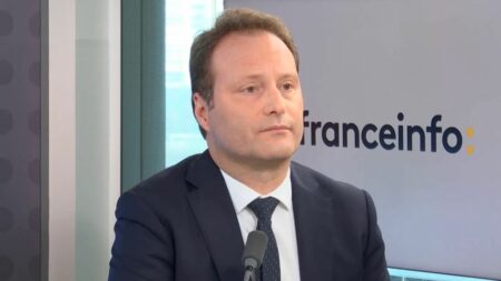Vidéo
                    Emmanuel Macron "prendra la parole dans quelques jours", annonce le député Renaissance de Paris Sylvain Maillard
                              "Il va retracer un cap, réexpliquer les actions que nous allons mener dans les semaines qui viennent", ajoute Sylvain Maillard, jeudi, à la veille de la décision du Conseil constitutionnel sur la réfo...