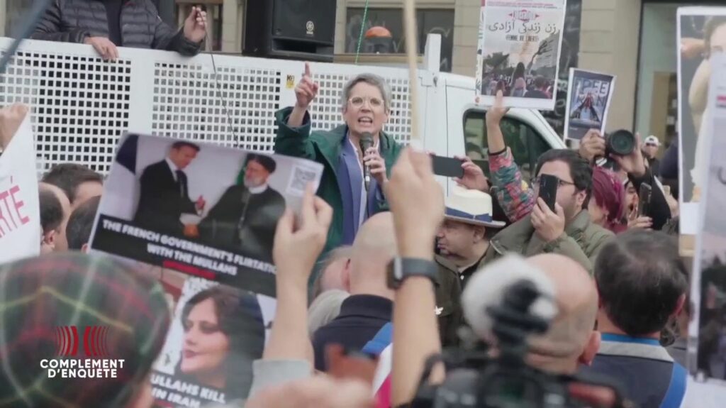 Vidéo
                    Quand Sandrine Rousseau est huée lors d'une manifestation de soutien aux femmes iraniennes
                              A coups de petites phrases explosives, elle agace parfois jusque dans son propre camp. En octobre dernier, l'élue féministe a essuyé des huées et des sifflets lors d'un rassemblement de soutien... à d...