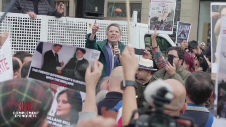 Vidéo
                    Quand Sandrine Rousseau est huée lors d'une manifestation de soutien aux femmes iraniennes
                              A coups de petites phrases explosives, elle agace parfois jusque dans son propre camp. En octobre dernier, l'élue féministe a essuyé des huées et des sifflets lors d'un rassemblement de soutien... à d...