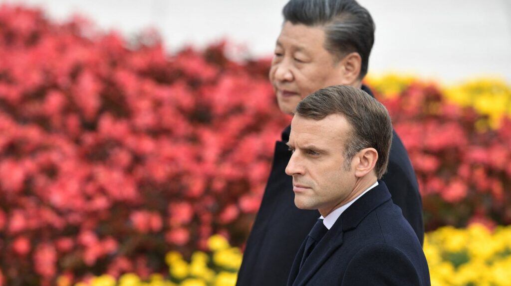 Visite d'Emmanuel Macron en Chine : les ONG craignent de voir dossier de la guerre en Ukraine occulter celui des droits de l'homme
                              La visite d'Etat de trois jours en Chine du président français débute, mercredi, avec au menu des discussions le conflit ukrainien principalement. Des ONG espèrent que la question du respect des droit...