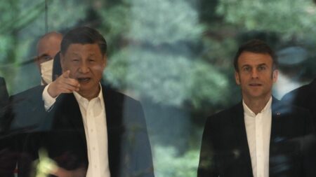 Visite d'Emmanuel Macron en Chine : "C'est un échec sur la scène diplomatique, coûteux en termes d'image", juge le chercheur Marc Julienne
                              La visite d'Etat de trois jours du président français à Pékin et Canton s'achève vendredi. Selon Marc Julienne, responsable des activités Chine au centre Asie de l'Ifri, rien ne s'est passé comme prév...