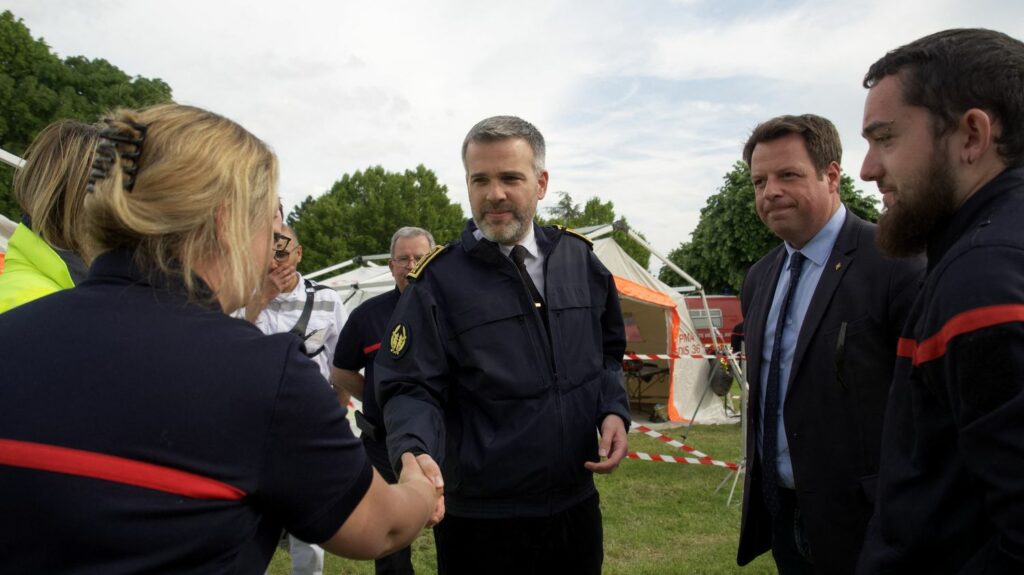 Teknival dans l'Indre : 200 gendarmes déployés chaque jour jusqu'à dimanche, annonce la préfecture
              10 000 "teknivaliers" sont réunis dans la commune de Villegongis (Indre), malgré une interdiction préfectorale. Le parquet a ouvert une enquête sur l'organisation de ce rassemblement.
