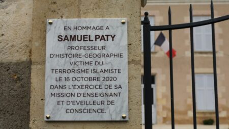 Assassinat de Samuel Paty : "C'est l'étape d'après" du procès "qui se profile", réagit l'avocate de la famille du professeur
              14 personnes seront sur le banc des accusés au procès de l'assassinat de Samuel Paty. Des juges d'instruction antiterroristes ordonnent leur renvoi en procès. Six mineurs seront jugés par un tribunal pour enfants, huit majeurs comparaîtront devant une cour d'assises spéciale.