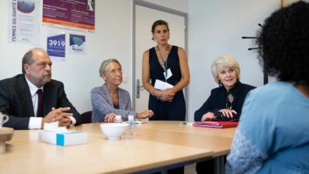 Violences intrafamiliales : un rapport parlementaire remis au garde des Sceaux prône la création de pôles spécialisés dans les tribunaux
              Dans un peu plus de 160 pages, les autrices, une députée et une sénatrice, insistent notamment sur l'importance de la communication entre les différents acteurs des juridictions afin d'améliorer la prise en charge des victimes.