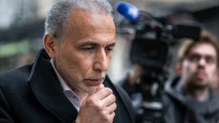 Suisse : trois ans de prison, dont 18 mois ferme, requis contre Tariq Ramadan pour viol
              La plaignante accuse l'islamologue de l'avoir soumise à des actes sexuels brutaux accompagnés de coups et d'insultes, le soir du 28 octobre 2008, dans une chambre d'hôtel à Genève. Des accusations qu'il conteste.