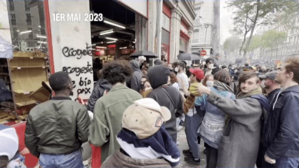 1er-Mai : à Lyon, huit personnes vont être jugées en comparution immédiate pour violences
                  Après les violences qui ont émaillées les cortèges du 1er mai, de nombreux manifestants ont été interpellés, dont 66 à Lyon. Alexis Cécilia-Joseph s’est rendu devant le tribunal, où certains d'entre eux vont être jugés en comparution immédiate.