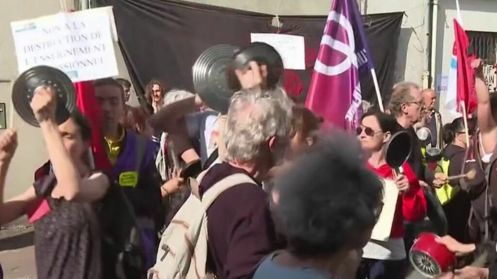 Commémorations du 8-Mai : une journée sous haute tension dans les rues ?
                  La présence potentielle d'opposants à la réforme des retraites lors des célébrations du 8-Mai inquiète le gouvernement. La sécurité sera notamment renforcée sur les Champs-Élysées.