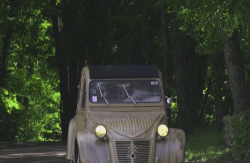 Enchères : une 2CV en bois va être mise en vente
              Un modèle de 2CV tout en bois va être vendu aux enchères le 4 juin prochain. Michel Robillard est l’homme qui a bâti la voiture qui pourrait rapporter beaucoup.