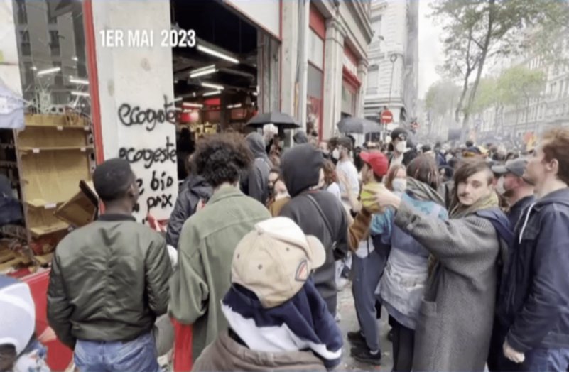 1er-Mai : à Lyon, huit personnes vont être jugées en comparution immédiate pour violences
                  Après les violences qui ont émaillées les cortèges du 1er mai, de nombreux manifestants ont été interpellés, dont 66 à Lyon. Alexis Cécilia-Joseph s’est rendu devant le tribunal, où certains d'entre eux vont être jugés en comparution immédiate.