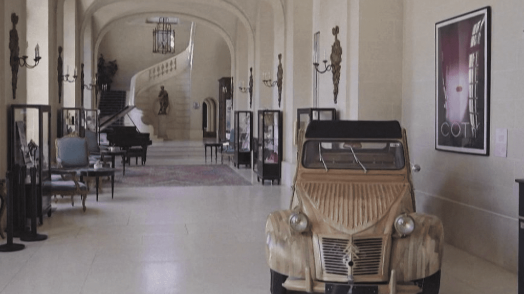 Automobile : mise aux enchères d’une 2CV en bois, un modèle unique
              Michel Robillard est un homme qui a bâti une 2CV tout en bois. Le modèle va être vendu aux enchères avec une mise à prix de 150 000 euros.